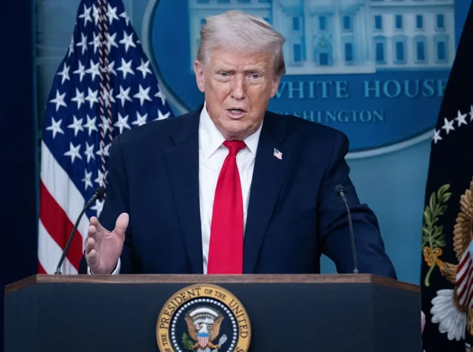 Trump ordena seguro para comércio marítimo e sugere escolta em Ormuz