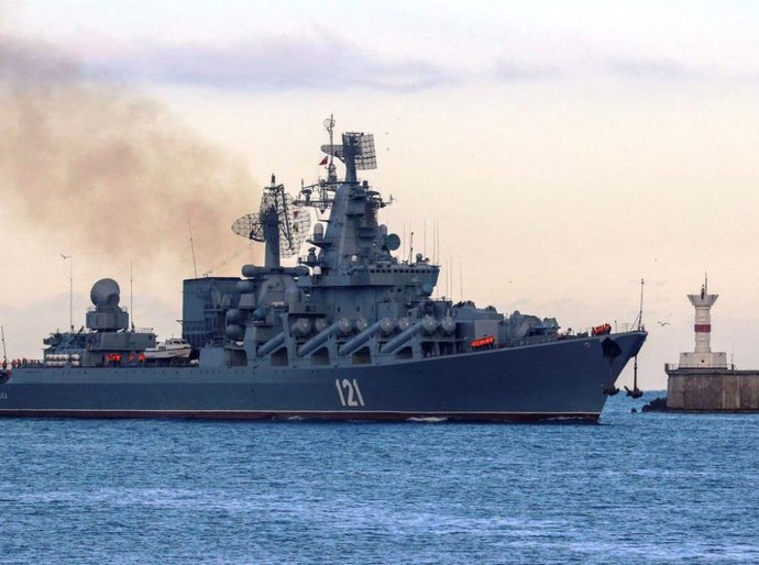Navio russo Moskva é gravemente danificado