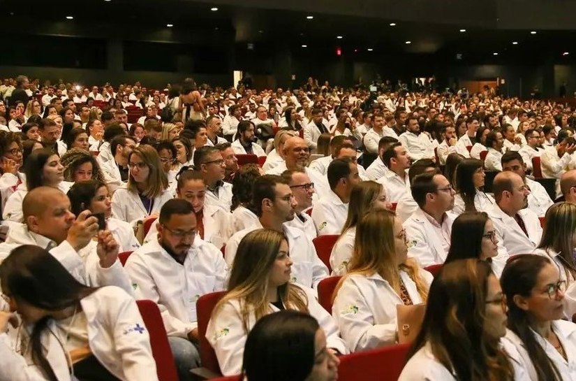 Brasil tem 575.930 médicos ativos: 2,81 por mil habitantes