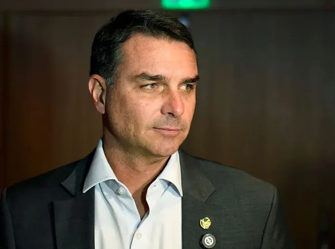 O pedido de desculpas de Flávio Bolsonaro após vídeo de Michelle