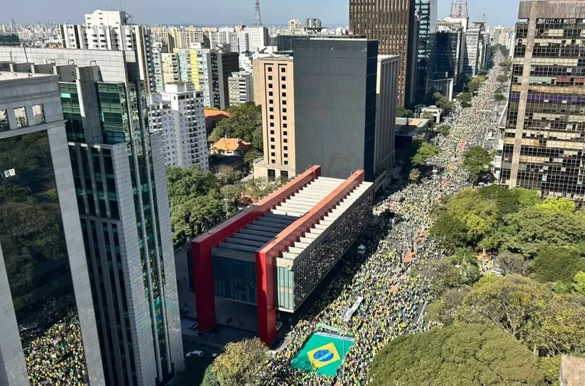Atos pelo Brasil criticam Moraes e Lula; Bolsonaro surge pelo celular