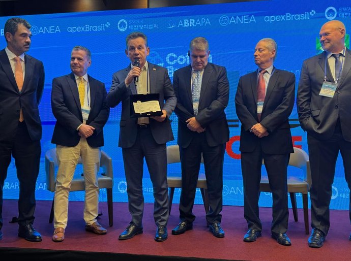 Em Seul, governador recebe homenagem da Abrapa pelo trabalho na abertura de mercados para o algodão de MT