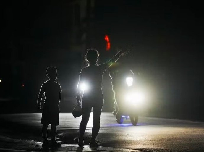 Regime cubano tenta aplacar a ira da população com caminhões de comida