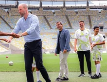 Príncipe William recebe camisa da Seleção Brasileira em visita ao Maracanã