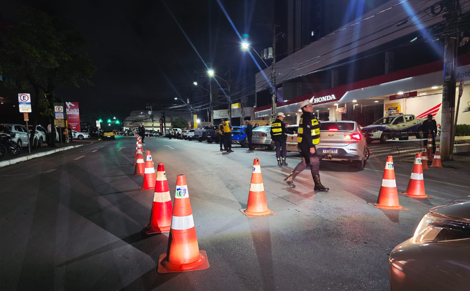Fiscalização prende 12 condutores embriagados na avenida Isaac Póvoas na madrugada deste domingo (19)