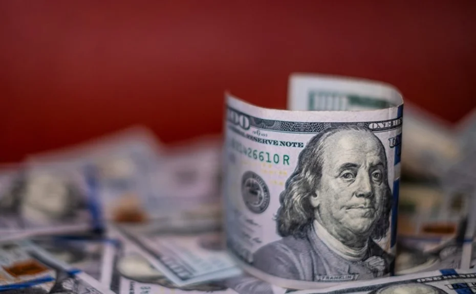 Dólar cai a R$ 4,91 e tem menor valor em mais de dois anos, com ata do Copom e conflito no Irã