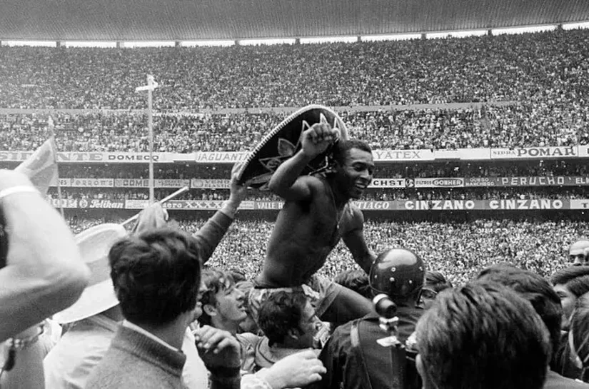'Brasil tem de parar de se gabar' no futebol e 'descer do salto', diz biógrafo escocês de Pelé