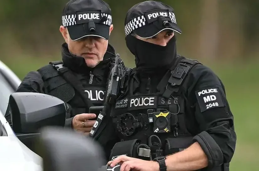 Polícia britânica prende cinco suspeitos de planejarem ato terrorista próximo a uma base aérea utilizada pelo exército dos EUA
