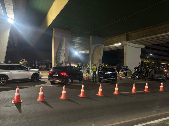 Lei Seca fiscaliza mais de 200 veículos e prende cinco em Cuiabá