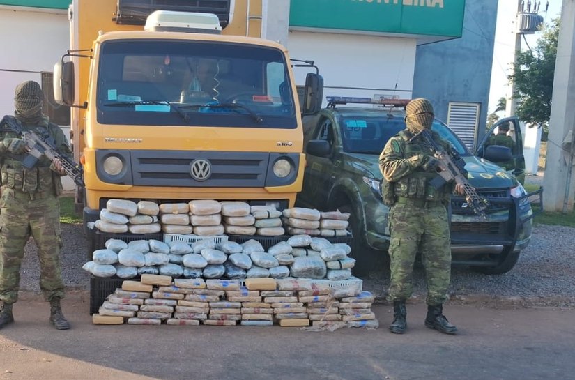 Gefron prende dois homens com 153 tabletes de skunk em caminhão de transporte de alimentos