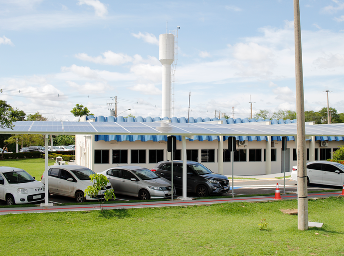 Detran instala 160 painéis solares na sede em Cuiabá para reduzir gastos com energia elétrica