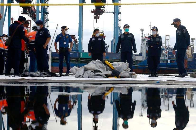 Caixas-pretas de avião que caiu na Indonésia são localizadas