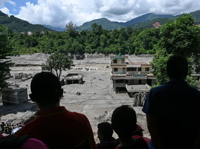 Número de mortos após inundações no Nepal e na China sobe para 750
