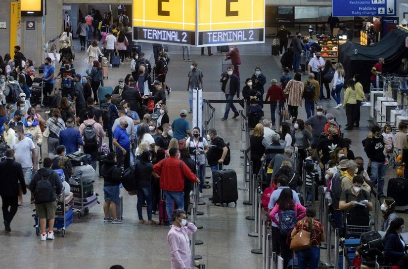 Anvisa aprova volta do uso de máscaras em aviões e aeroportos