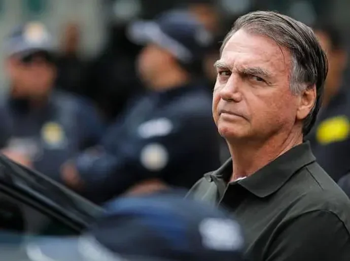 Decisão de Moraes foi 'prudente', e Bolsonaro fica mais perto de cumprir pena na cadeia, analisam especialistas