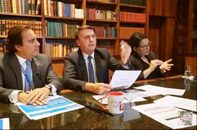 'Só Deus me tira da cadeira presidencial', diz Bolsonaro sobre impeachment