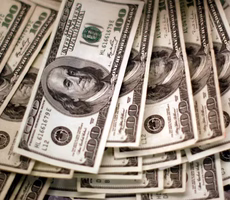 Dólar fecha em R$ 5,19 e renova menor patamar em 20 meses; Ibovespa cai com piora em NY