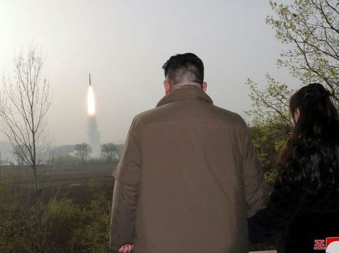 Kim Jong-un confirma que lançou novo e temido míssil balístico nuclear