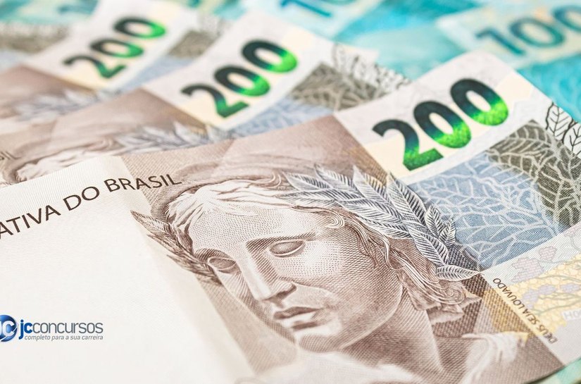 Salário mínimo poderá ser de R$ 1.412 em 2024, com efeito fiscal em R$ 35 bilhões, diz especialista