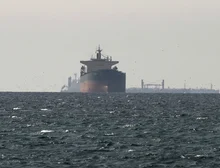 Petroleiros 'começam a passar' pelo Estreito de Ormuz, diz Casa Branca