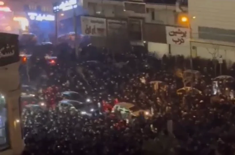 Protestos tomam o Irã na maior demonstração de força da oposição em anos; país tem 'apagão' de internet