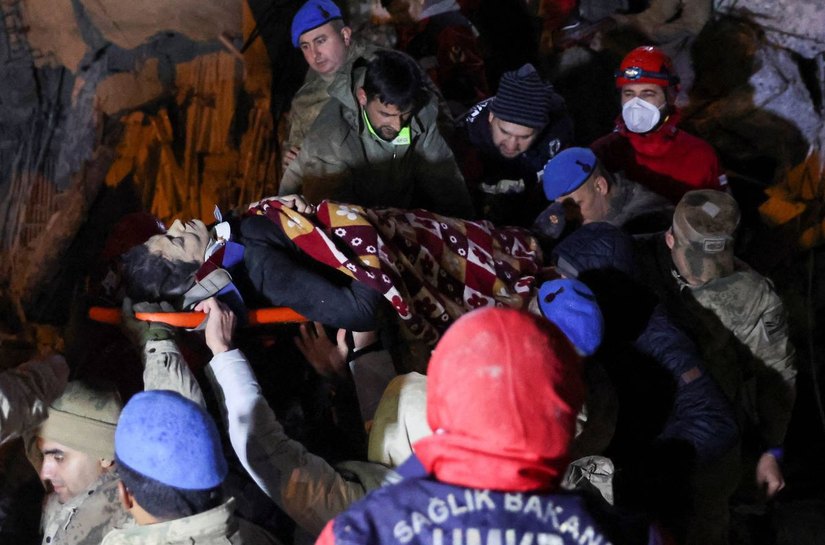 Terremoto deixa mais de 4.300 mortos e milhares de feridos na Turquia e na Síria