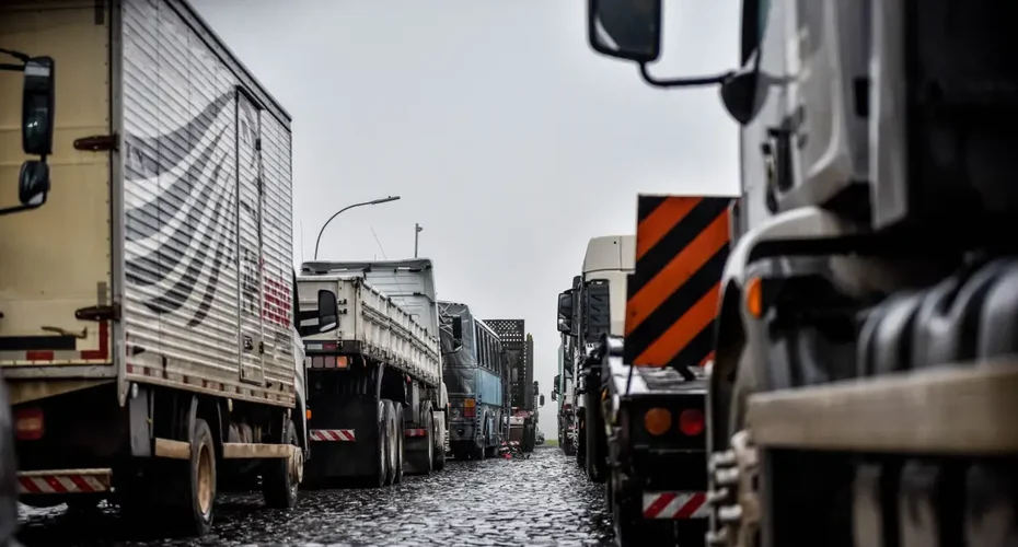 Sob pressão, governo anuncia hoje medidas para deter greve de caminhoneiros