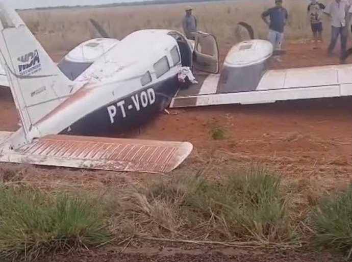 SUSTO NA CAMPANHA: avião que atenderia Júlio Campos faz pouso forçado às margens de rodovia em MT