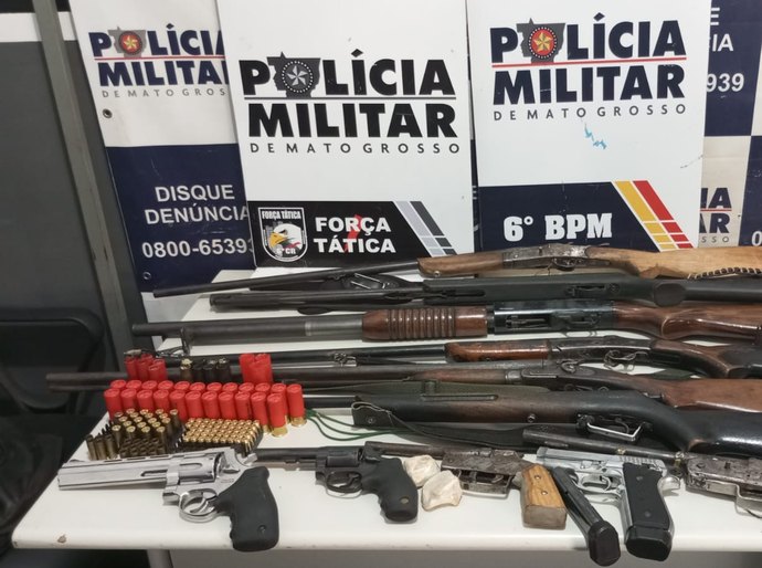 PM prende irmãos suspeitos por homicídio e apreende arsenal de armas na zona rural de Cáceres, MT