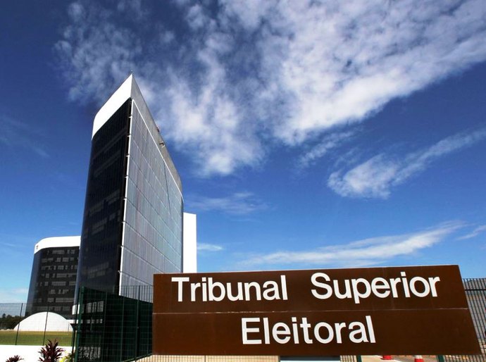 TSE arquiva ação contra chapa de Bolsonaro por uso de outdoors em campanha