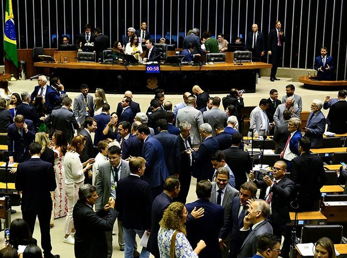 Congresso aprova LDO de 2024 com calendário para empenho de emendas obrigatórias
