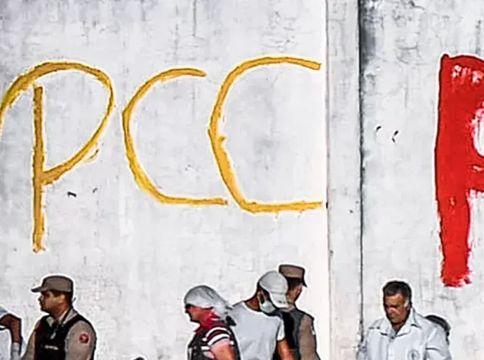 PCC é mapeado em 28 países, se infiltra em presídios no exterior para recrutar novos membros e expande tráfico de drogas e armas
