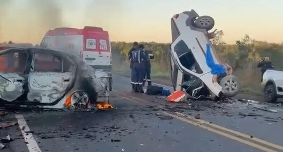 Tragédia na MT-010: colisão entre dois carros deixa quatro mortos e vítimas ficam presas às ferragens em Rosário Oeste,MT