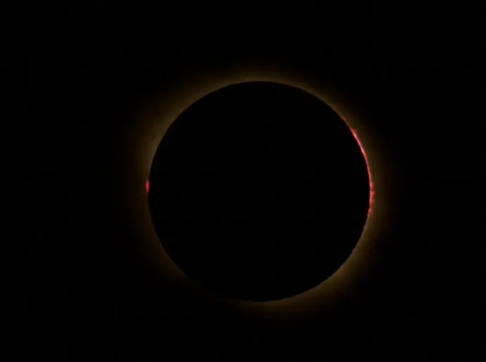 Eclipse solar total: veja imagens e como foi o raro fenômeno