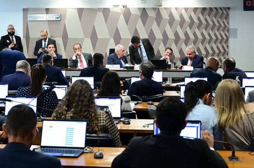 Fim da escala 6x1: CCJ do Senado aprova texto-base da proposta, mas análise no plenário é incerta