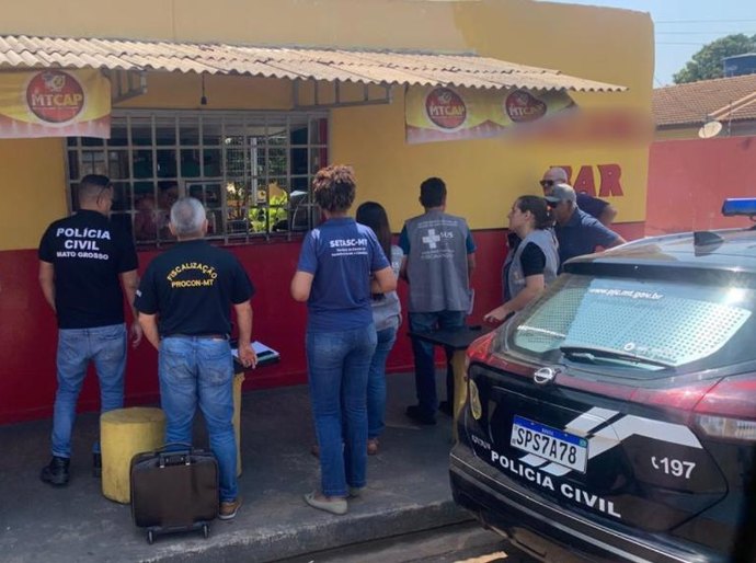 Polícia Civil e Vigilância Sanitária interditam fábrica clandestina de bebida destilada em Várzea Grande