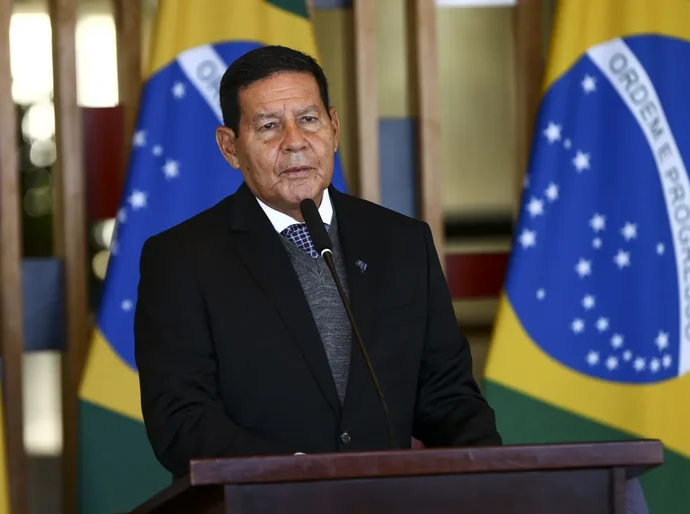 Sem citar Bolsonaro, Mourão afirma que prisão de generais é “infâmia”