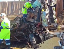 Seis carretas colidem em sequência na BR 364 e motorista morre esmagado em MT