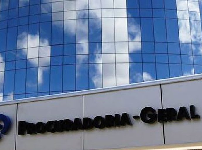 PGR abre investigação sobre ataque com fogos contra Supremo