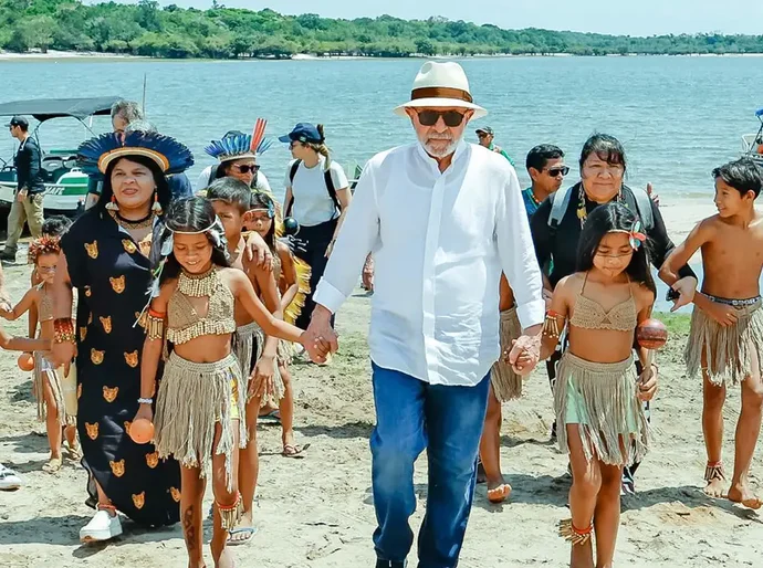 Lula visita aldeia indígena e promete energia para 4,3 mil famílias
