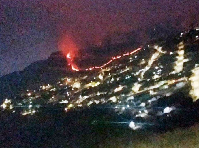 Incêndio de grandes proporções atinge o Pico dos Dias e chega próximo a casas em Brazópolis