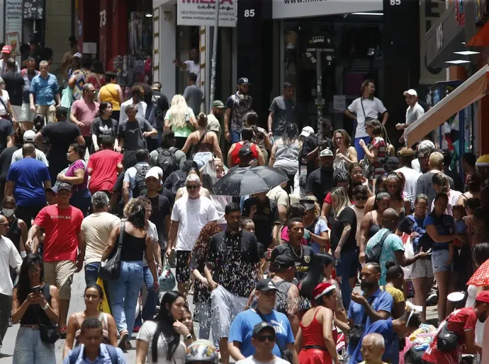 População brasileira chega a 213,4 milhões em julho de 2025