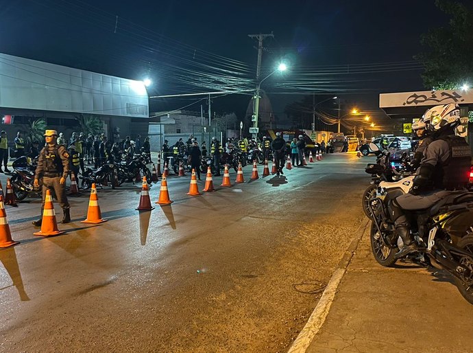 Operação remove 48 motocicletas por irregularidades e prende foragido da Justiça em Cuiabá