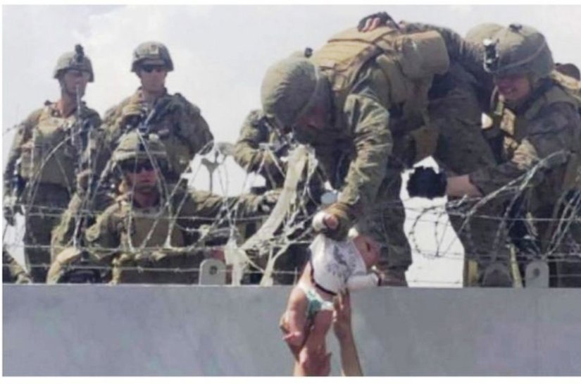 'Terá uma vida melhor', diz militar que cuidou da bebê passada para americanos no Afeganistão