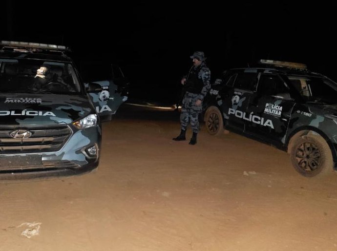 Forças de segurança localizam veículo usado em assalto; 100 policiais fazem cerco a criminosos