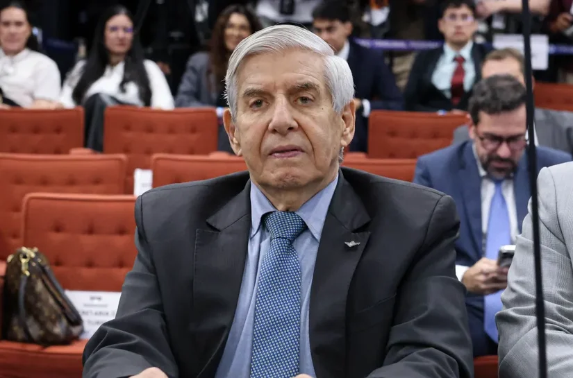 Moraes concede prisão domiciliar para Augusto Heleno com uso de tornozeleira eletrônica