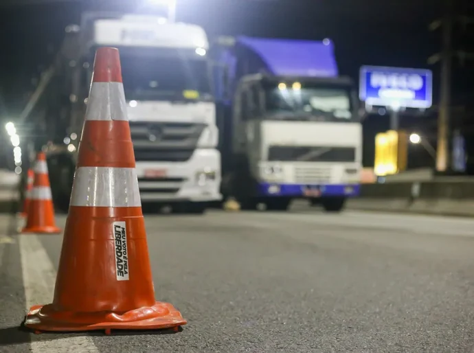 Caminhoneiros avaliam medidas do governo e mantêm ameaça de greve