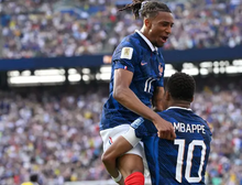 Dupla Mbappé e Olise massacra Suécia, e França avança na Copa do Mundo