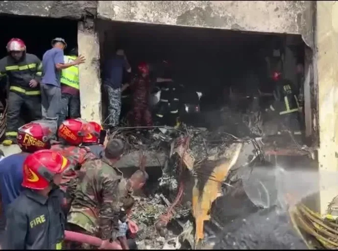 Ao menos 19 pessoas morreram após avião cair em universidade em Bangladesh