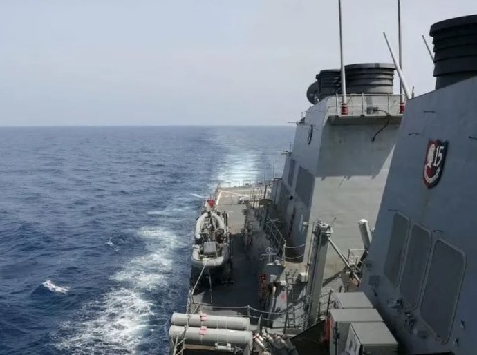 Navio de guerra dos EUA manobra pelo Estreito de Taiwan e acentua tensão